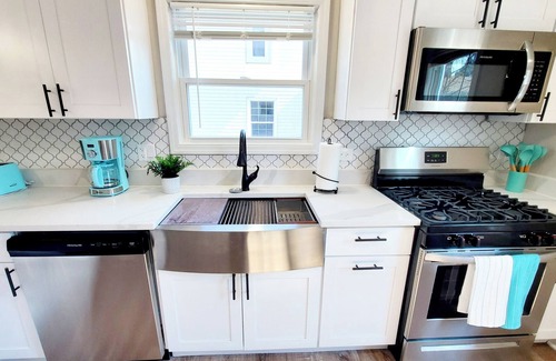 St. Charles Haus | Modern Remodeled Quiet 4 Bedroom 2 Bathroom Home in the heart of St. Charles