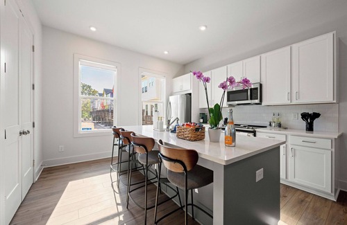 Chosewood Park Haus | Modern Retreat near Midtown/Downtown Walk to Beltline + Zoo Atlanta