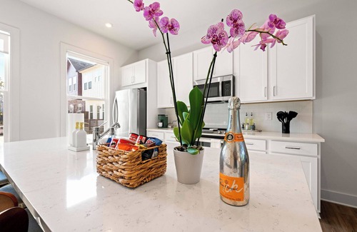 Chosewood Park Haus | Modern Retreat near Midtown/Downtown Walk to Beltline + Zoo Atlanta