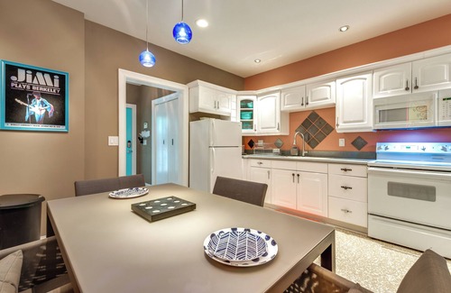 Roswell Wohnung | Modern Retreat w/ River View in Roswell!