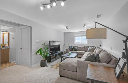 Orland Hills Haus | Modern Retreat with Private Pool & Yard, 10 mins to Tinley Ampitheatre home