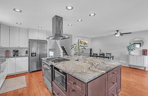 Orland Hills Haus | Modern Retreat with Private Pool & Yard, 10 mins to Tinley Ampitheatre home