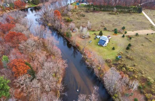 Paris Kabine | Modern Riverfront Home at River's Bend Retreat