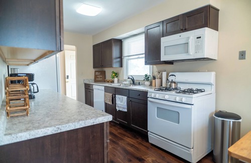 Mundelein Wohnung | Modern Rooftop Retreat in Downtown Mundelein