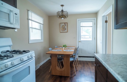 Mundelein Wohnung | Modern Rooftop Retreat in Downtown Mundelein