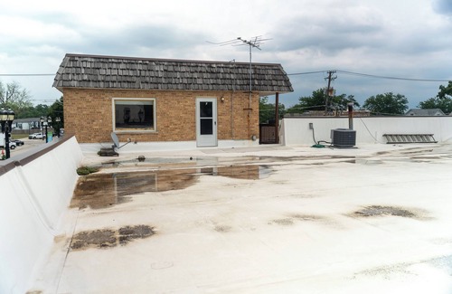 Mundelein Wohnung | Modern Rooftop Retreat in Downtown Mundelein