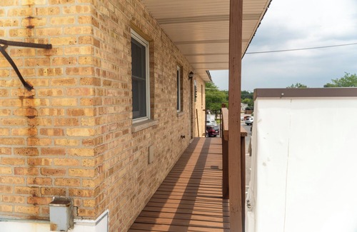 Mundelein Wohnung | Modern Rooftop Retreat in Downtown Mundelein