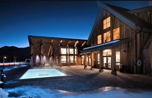 Hailey Haus | Modern Rustic 3 Bedroom with Pool, Hottub and Fitness Center