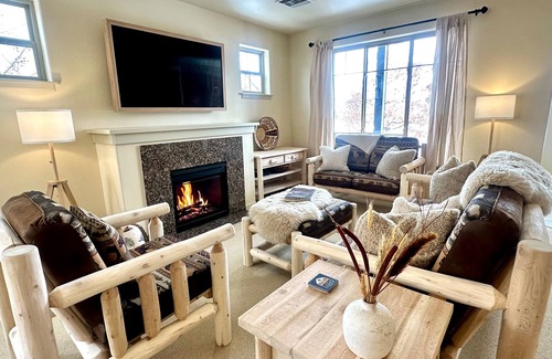 Hailey Haus | Modern Rustic 3 Bedroom with Pool, Hottub and Fitness Center