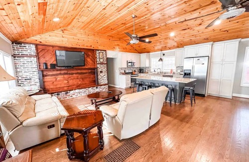 Shannon Haus | Modern, rustic home convenient to Golf Courses, Legacy Arena, Hoover Met + more
