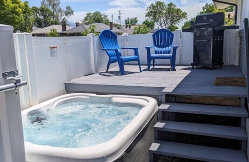 People's Freeway Wohnung | Modern Rustic Stay | Hot Tub | Downtown