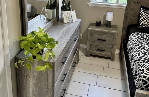 University Heights Wohnung | Modern Sagebrush Cottage. 1-bedroom Desert tranquility near UNM & Nob Hill