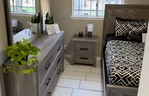 University Heights Wohnung | Modern Sagebrush Cottage. 1-bedroom Desert tranquility near UNM & Nob Hill