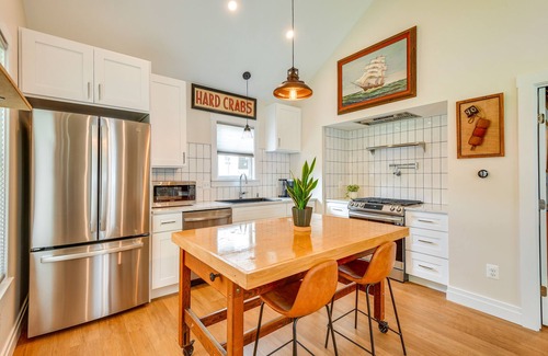 Solomons Hütte | Modern Solomons Cottage Rental - Walk to Island!