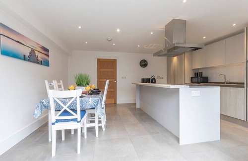 Cheltenham Haus | Modern 3 Bed Cheltenham Home
