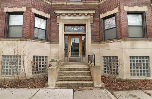 Hyde Park Wohnung | Modern & Spacious 3BR Apt with In-Unit Laundry - Bstone 2