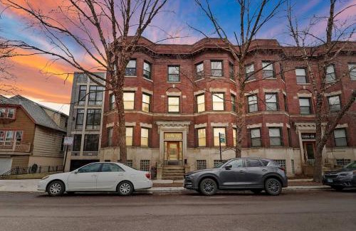 Hyde Park Wohnung | Modern & Spacious 3BR Apt with In-Unit Laundry - Bstone 2