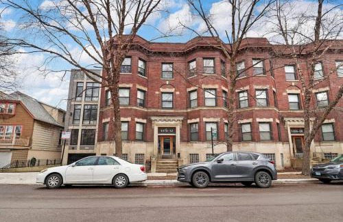 Hyde Park Wohnung | Modern & Spacious 3BR Apt with In-Unit Laundry - Bstone 2