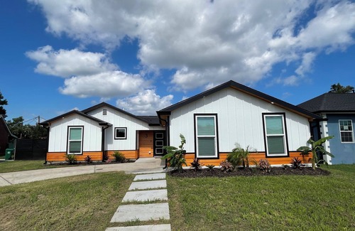 Kenner - Louis Armstrong International Airport Haus | Modern Spacious 4-bedroom house in charming Kenner with WiFi and AC