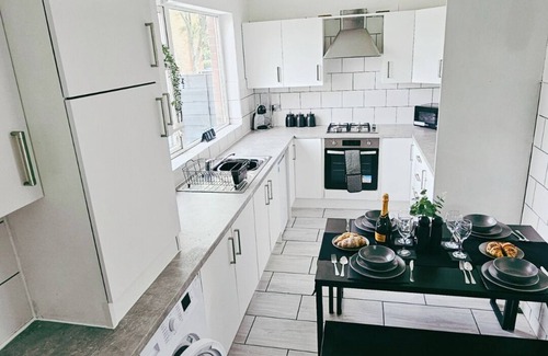 Stalybridge Haus | Modern & Spacious Home – 25 Mins to Manchester, Sleeps 8