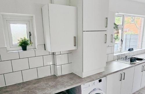 Stalybridge Haus | Modern & Spacious Home – 25 Mins to Manchester, Sleeps 8