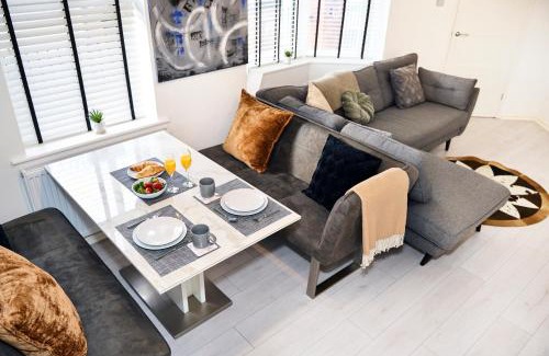 Manchester Haus | Modern, Spacious Home Near City Centre, Workspace & WiFi,