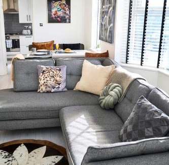 Manchester Haus | Modern, Spacious Home Near City Centre, Workspace & WiFi,