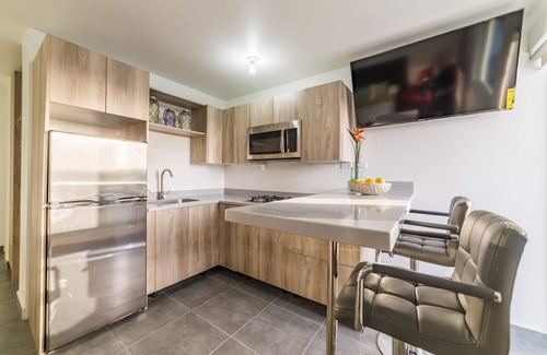 Kamay Wohnung | Modern Studio Apt close to Beaches W/ Parking