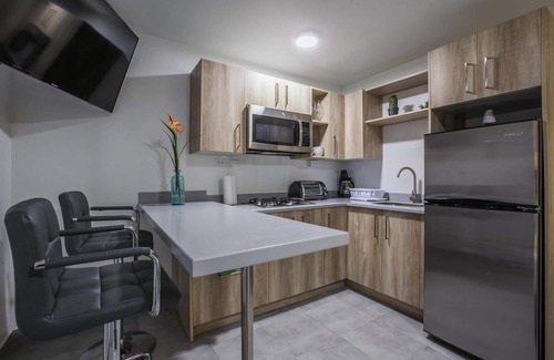 Kamay Wohnung | Modern Studio Apt close to Beaches W/ Parking