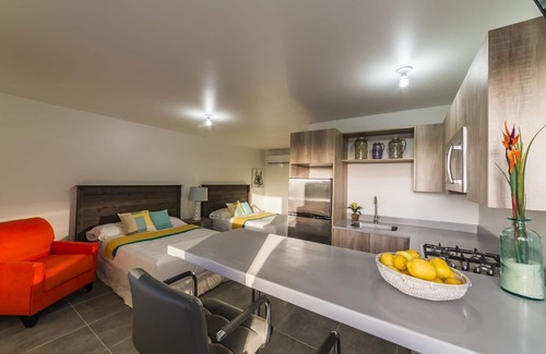 Kamay Wohnung | Modern Studio Apt close to Beaches W/ Parking