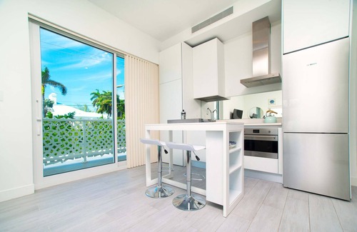 Seven Mile Beach Wohnung | Modern Studio Apt Near Beach w/ Rooftop Pool, Onsite Restaurants, etc.