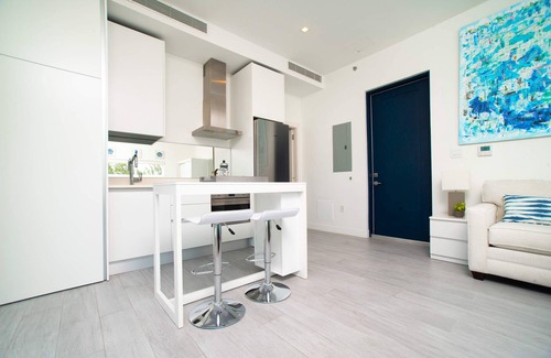 Seven Mile Beach Wohnung | Modern Studio Apt Near Beach w/ Rooftop Pool, Onsite Restaurants, etc.