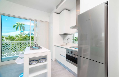 Seven Mile Beach Wohnung | Modern Studio Apt Near Beach w/ Rooftop Pool, Onsite Restaurants, etc.