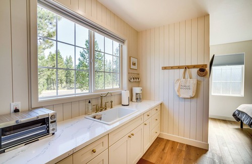 Sunriver Wohnung | Modern Studio in Bend ~ 3 Mi to Sunriver Resort!