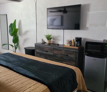 Bryant Wohnung | Modern Studio Retreat with King Bed - Cozy Comfort