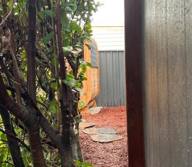 Albion Park Rail Wohnung | Modern Studio with Outdoor Bath and Cabin Sauna