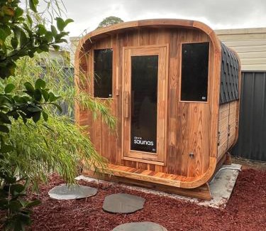 Albion Park Rail Wohnung | Modern Studio with Outdoor Bath and Cabin Sauna