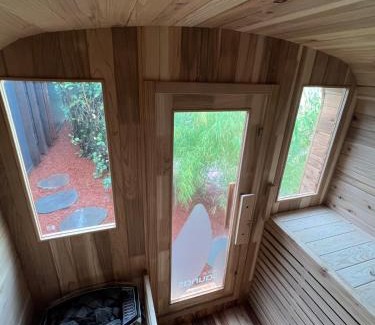 Albion Park Rail Wohnung | Modern Studio with Outdoor Bath and Cabin Sauna