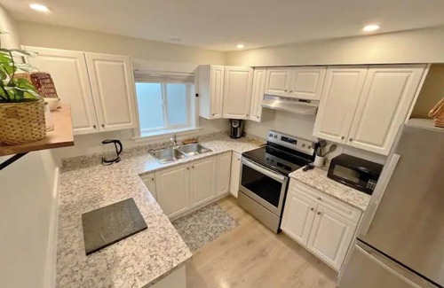 North Cowichan Wohnung | Modern studio with soft tub -Ratcliffe Guest Suite