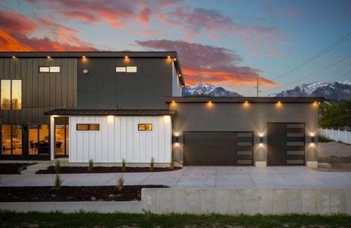 Sandy Haus | Modern Style Home Near Canyon RSL and expo