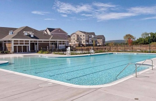 Frederick Haus | Modern Suite with Private Bath – Stylish & Comfy