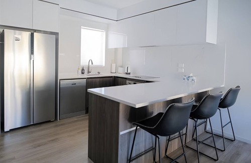 Sunnyhills Haus | Modern Sunnyhills Town House | Wi-Fi & Netflix