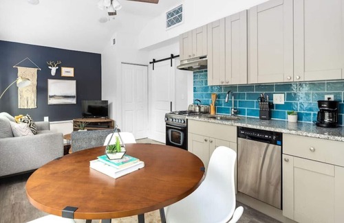 Mountain Brooke Haus | Modern Tech-Savvy Retreat with Stylish Tiny House