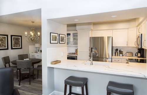 Scottsdale Ranch Eigentumswohnung | Moderne Eckeinheit in der obersten Etage mit Blick auf den Pool