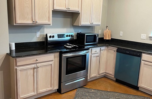 Prairie Grove Haus | Modern townhome 10.1 miles from Razorback Stadium