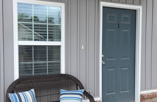 Prairie Grove Haus | Modern townhome 10.1 miles from Razorback Stadium