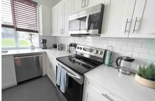 West Valley City Haus | Modern Townhouse w/ All Kings and Private Rooftop