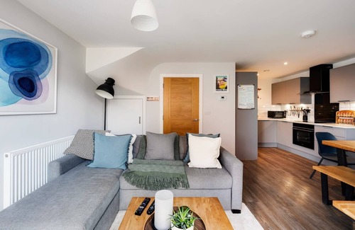 Southville Haus | Modern Townhouse - Parking, EV Charger & Balcony