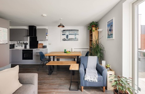 Southville Haus | Modern Townhouse - Parking, EV Charger & Balcony