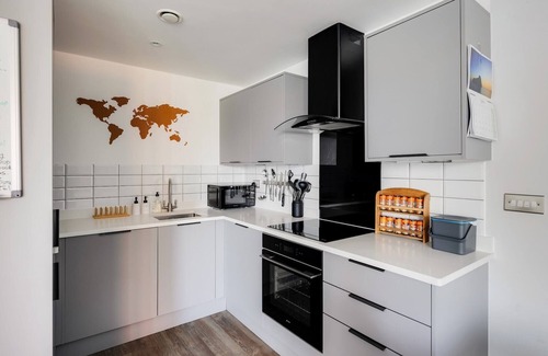 Southville Haus | Modern Townhouse - Parking, EV Charger & Balcony